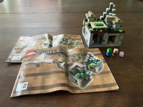 Lego Minecraft Set - 21105 Minecraft Micro World - The Village - Complete Used
