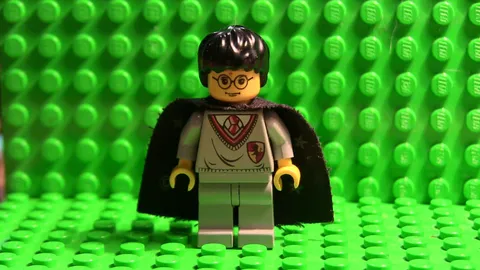 Harry Potter - Gryffindor Shield Torso, Light Gray Legs, Black Cape with Stars