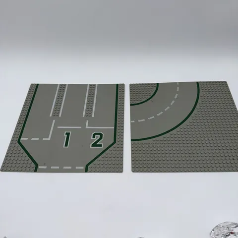 2 LEGO Base Plates 32x32 3 Driveways w/"1" & "2" 6383 And Curved Road