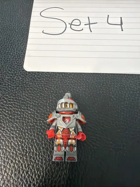 New LEGO Nexo Knight Girl Macy Halbert Red Hair silver Helmet 