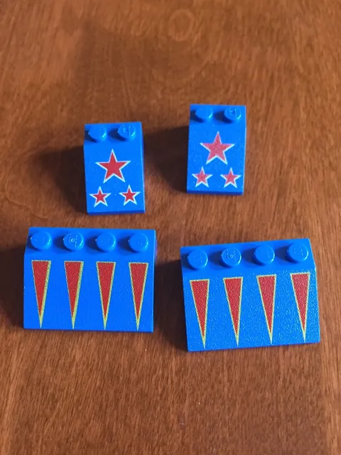 LEGO LOT BLUE SLOPE w/ RED TRIANGLES & STARS w/ YELLOW BORDERS 3298p21 3297px1