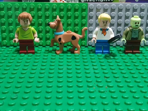Lego Minifigures Fred, Shaggy ,Scooby, Zombie