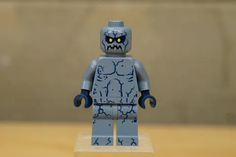 LEGO Minifigure Nexo Knights Stone Stomper Chest Details nex096