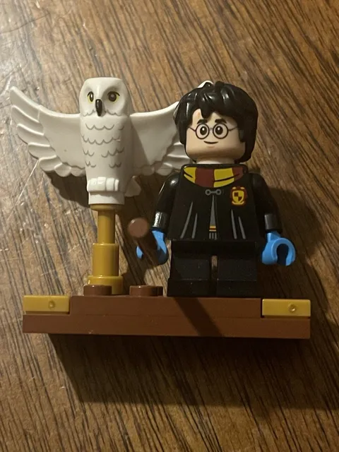 LEGO Minifigures Harry Potter & Hedwig w/ Display Stand, Series 1 (71022)