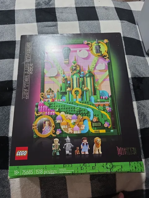 LEGO Wicked Emerald City Wall Art 75685 New Sealed 1518 Pcs Box Wear 