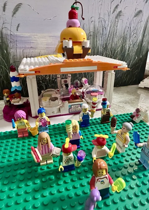 Lego CITY LOT. ICE CREAM STAND 13 mini figures 1 teddy bear- Read disc
