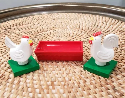 Vintage 80's Lego Duplo Figures White Rooster & Hen Green Stands W/ Farm Trough 