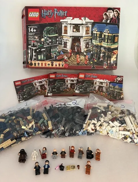 Lego 10217 Harry Potter Diagon Alley-RETIRED. 100% complete W/ Box & Instruction