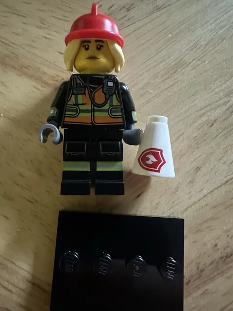 LEGO Collectible Fire Fighter Minifigure - Series 19 71025 COL19-8 Female 2 Face