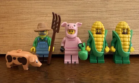LEGO Minifigures : Farm : Pig w/apple, 2 Corn Guy, Farmer & Pig - Preowned