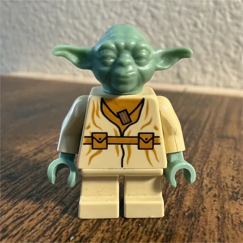 LEGO Star Wars Yoda Minifigure Light Tan Outfit with lighter brown shirt sw0051 