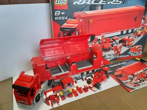 LEGO 8654 Scuderia Ferrari Truck Racers Ferrari
