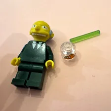 LEGO Minifigure Older Man Dark Green Torso Yellow Head w/ Clear Cup Green Rod