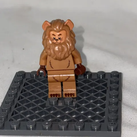 LEGO MOVIE 2 Cowardly Lion Minifigure Wizard of Oz Minifig 71023