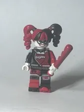 Lego Minifigure Harley Quinn Red Base Ball Bat Roller skates Pigtails Black Arms
