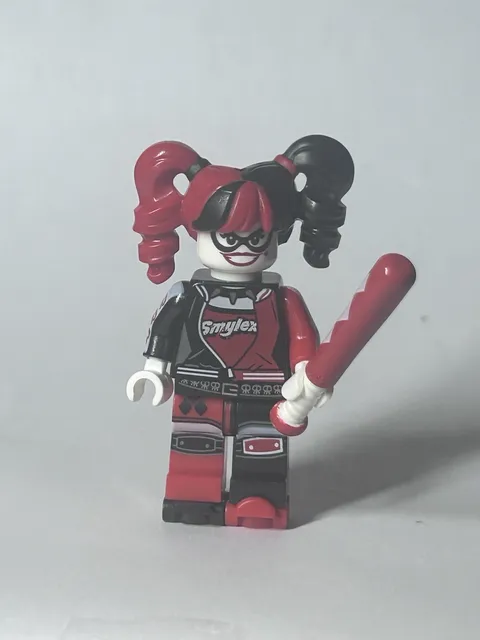Lego Minifigure Harley Quinn Red Base Ball Bat Roller skates Pigtails Black Arms