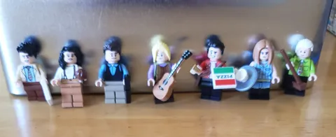 LEGO Friends 7 Minifigures Central Perk 21319 Original Accessories Complete
