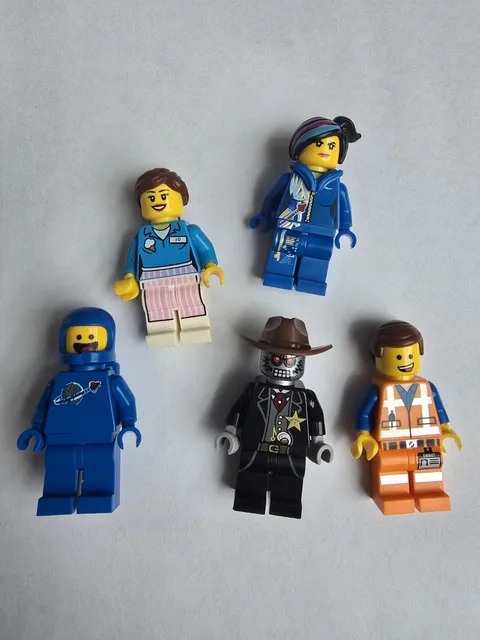LEGO Movie Minifigure 5 Space Wyldstyle Benny Emmet Sheriff Mismatched Hat