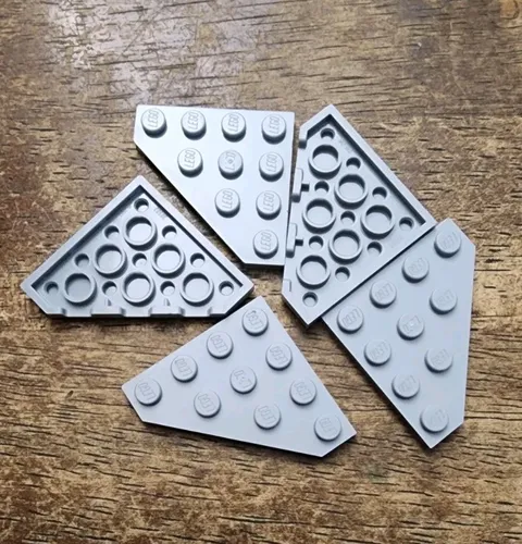 LEGO Light Bluish Gray Wedge, Plate 4 x 4 Cut Corner QTY 5. Part No. 30503