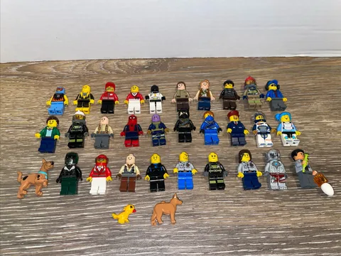 30 LEGO Minifigures Lot Ninjago, Marvel, Star Wars, Scooby, Jurassic, Lego City.