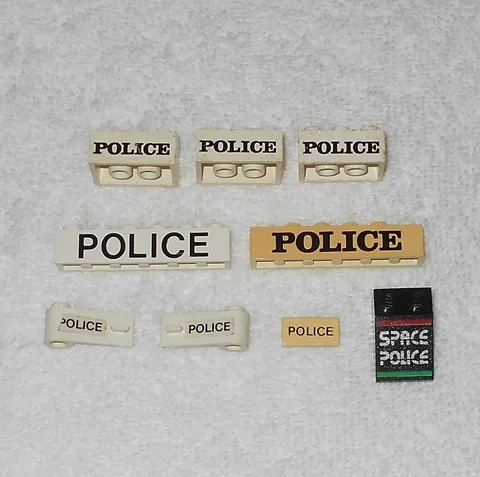 LEGO Police - (x9) Various Vintage Pieces - Bricks, Doors, Tile & Slope