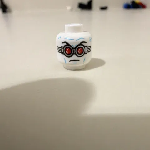 LEGO - Minifig, Head Goggles Silver w/ Red Lenses & Wrinkles Pattern - Mr Freeze
