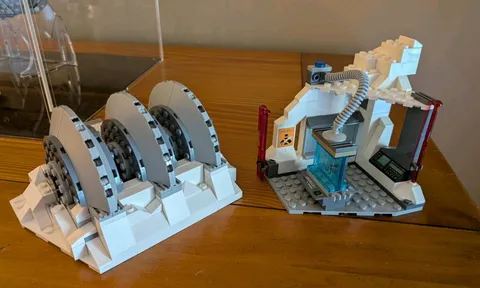 LEGO Star Wars UCS Assault on Hoth 75098 Shield Generator - Rebel Command Center