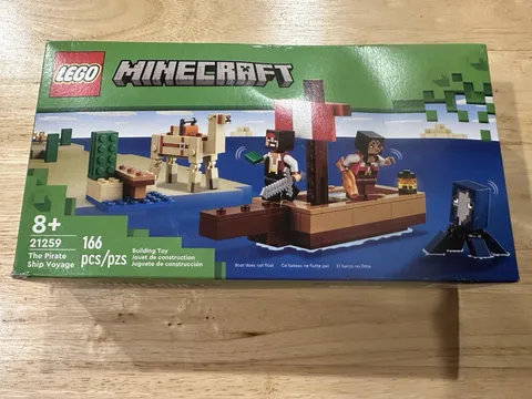 NEW SEALED - LEGO Minecraft: The Pirate Ship Voyage (21259) - CRUSHED BOXq