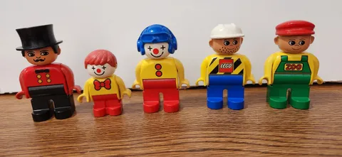 Lego-Duplo Lot of 5 Circus Ringmaster, clown, boy red hair, zookeeper, boy 2.5"