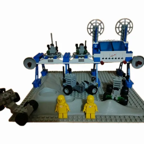 LEGO Space Supply Station  6930(Missing Few Pieces And 2 Minifigures)