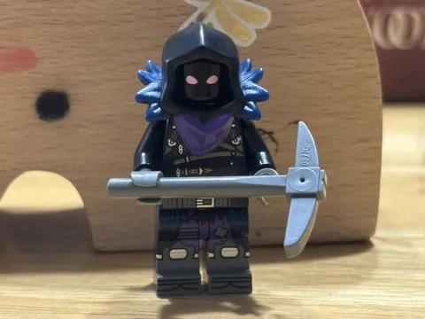 LEGO Fortnite Raven Minifigure Battle Bus 77073 NEW