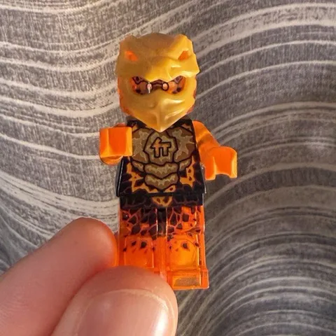 Lego Ninjago Cole (golden dragon) no wings. (Great condition)
