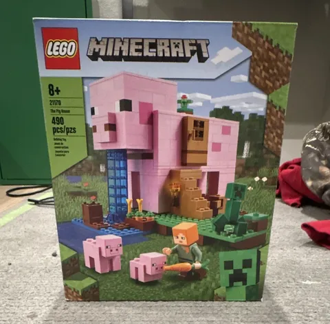 LEGO Minecraft The Pig House 21170 Building Set 490 Pieces (Ages 8+)
