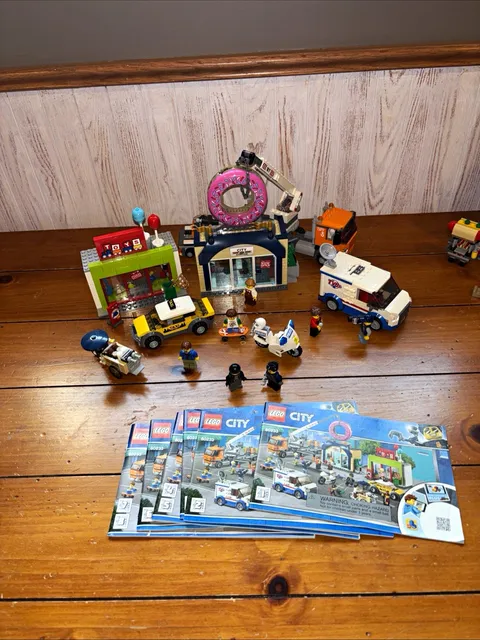 LEGO City Donut Shop and Toy Shop 60233 Complete Set W/ Instruction