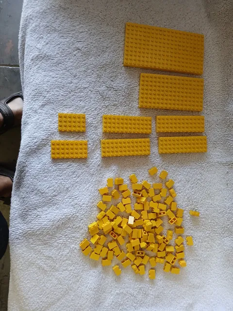 LEGO Yellow Lot Of 121 Pieces Base & Blocks Brick