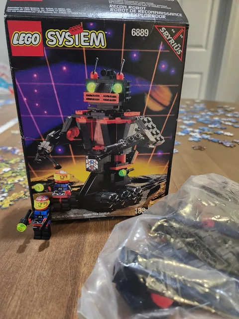 LEGO Space Spyrius Recon Robot Set #6889. With Box/Instructions (Missing Pieces)