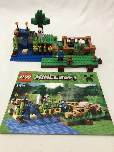 Lego Minecraft: The Farm 21114 Complete w/ Instructions