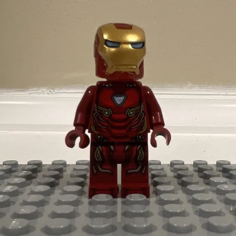 LEGO Marvel Iron Man Minifigure Red Armor w/ Gold Helmet & Head