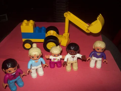 LEGO DUPLO GOOD LOT FARM TRACTOR AND 5 FIGURES