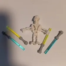 LEGO Minifigure White Droid Figure w/ 4 Blue & Green Lightsaber Accessories