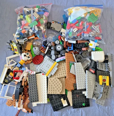 lgo1.~ Lego Bulk Lot 3 lb 5oz - Genuine Parts Pieces Windows Walls Bulk ~ MOC