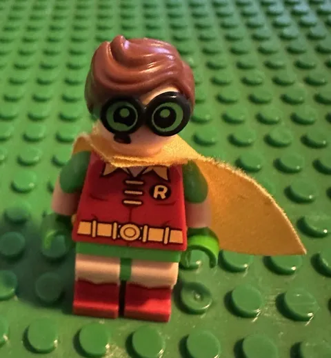 LEGO Robin Minifigure w/ Yellow Cape Green Mask Red Torso Batman 2006