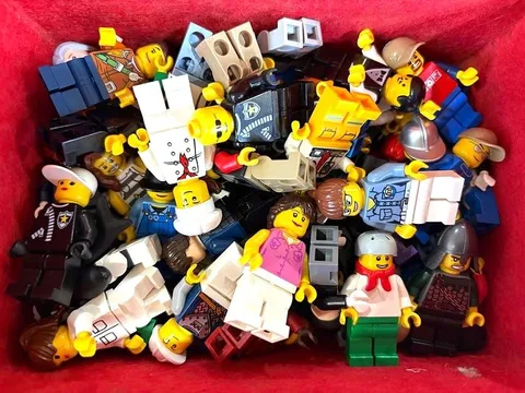 LEGO Minifigure Mystery Pack 4 Figurines and 1 Random Accessory - Mystery LEGO