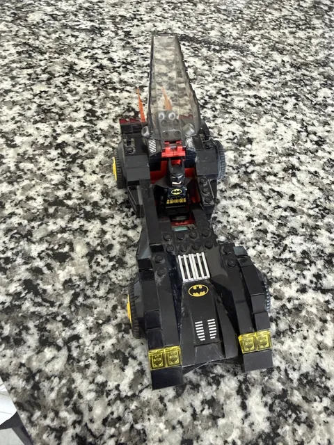 2012 LEGO DC Supe Heroes #6864 - Batmobile and Batman Minifigure