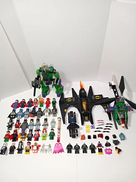 LEGO DC Super Heroes Lot of 33 Minifigures + Builds & EXTRA parts!!! READ!!!
