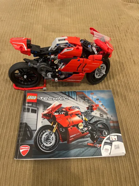 Lego Ducati V4 R Technic 42107 with manual