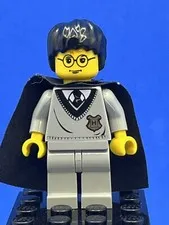 Harry Potter (Gryffindor Shield Torso, Black Cape w/Stars) LEGO Minifigure HP005