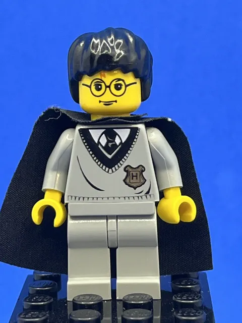 Harry Potter (Gryffindor Shield Torso, Black Cape w/Stars) LEGO Minifigure HP005