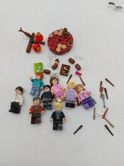 LEGO Harry Potter 8 Minifigures from Hogwarts Astronomy Tower And Pieces Read