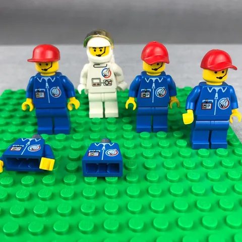 LEGO Town LAUNCH COMMAND Minifigure Lot Astronaut and 3 Crew plus extras